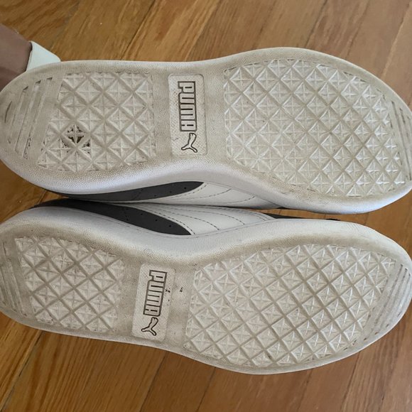 EUC Barely Worn PUMA Women's Suede Classic Sneaker Dark Gray and White  7.5 - Picture 4 of 4